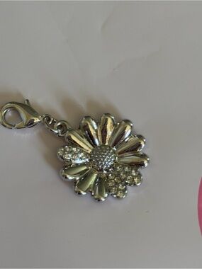 🌸Paparazzi Matriarch Moment Floral Rhodium Charm